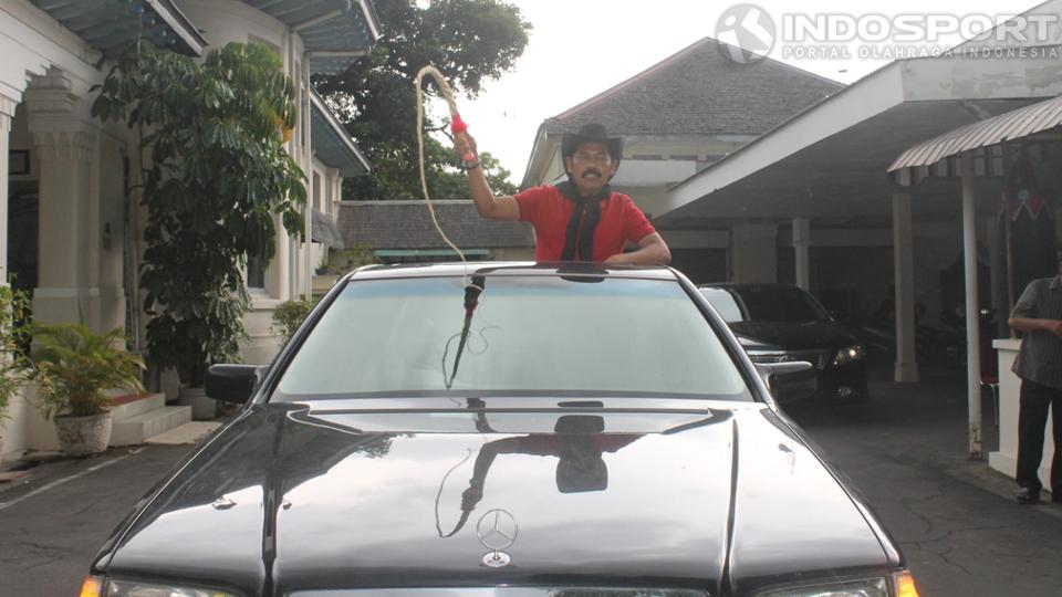 Wali Kota Solo, FX. Hadi Rudyatmo, bergaya seperti koboi, dengan menggunakan topi ciri khas dan membawa cambuk di atas mobil Mercedes-Benz sebelum keliling Solo bersama ratusan peserta Jambore Nasional IX MBCI.